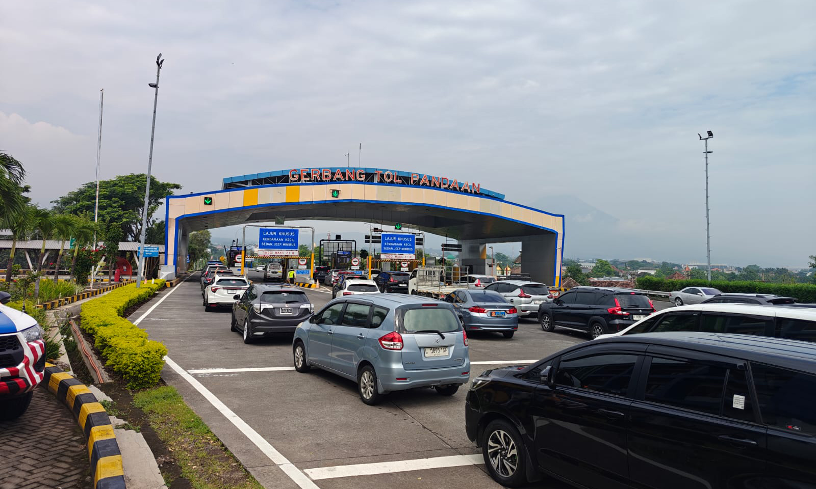 PADAT: Pengendara mengantre di pintu keluar Gerbang Tol Pandaan, Kabupaten Pasuruan, Minggu (28/12).