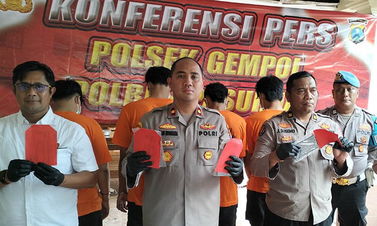 DITANGKAP: Para terduga pelaku pengeroyokan yang berhasil diamankan polisi. Pihak kepolisian memastikan, kasus ini tidak ada kaitannya dengan gangster atau pun perguruan pencak silat.