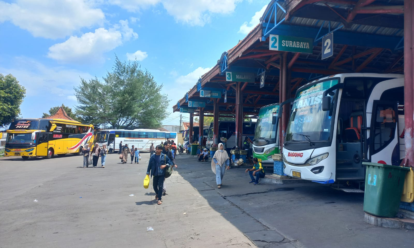 PENUMPANG: Sejumlah bus menunggu penumpang di Terminal Tipe A Bayuangga Kota Probolinggo Senin (29/12).