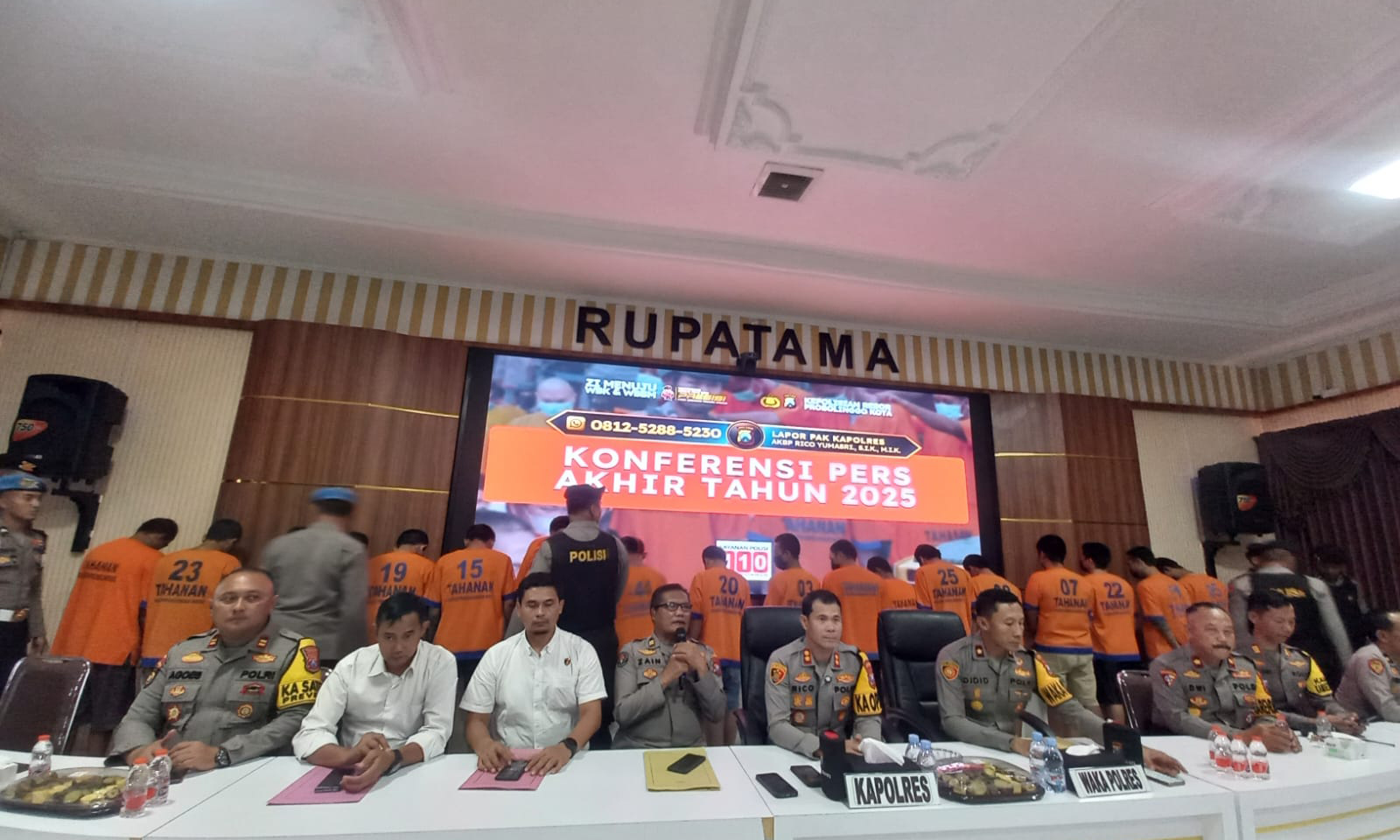 TERSANGKA: Sejumlah tersangka dari berbagai macam kasus kriminal ditunjukkan kepada awak media dalam Konferensi Pers di Mapolres Probolinggo Kota, Senin (29/12).
