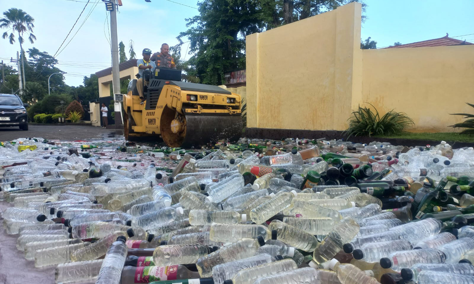 DIMUSNAHKAN: Ribuan botol minuman keras dimusnahkan saat acara konferensi pers akhir tahun di Mapolres Probolinggo Kota, Senin (29/12) siang.
