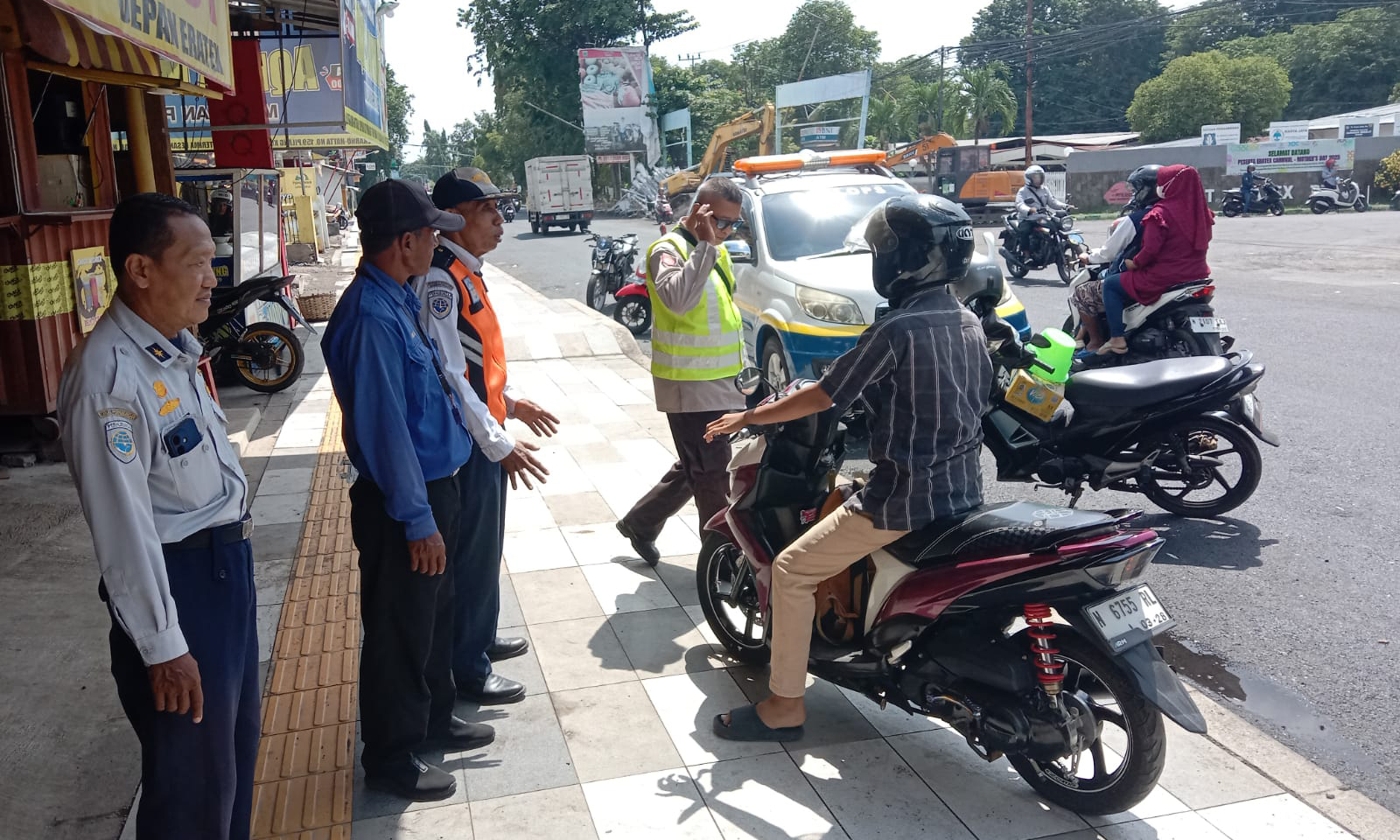 DITERTIBKAN: Petugas Dishub Kota Probolinggo menertibkan kendaraan yang parkir di trotoar di Jalan Soekarno Hatta, Senin (29/12).