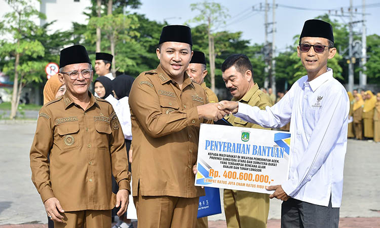 SERAHKAN: Bupati Pasuruan M Rusdi Sutejo saat menyerahkan donasi untuk Aceh-Sumatera secara simbolis.