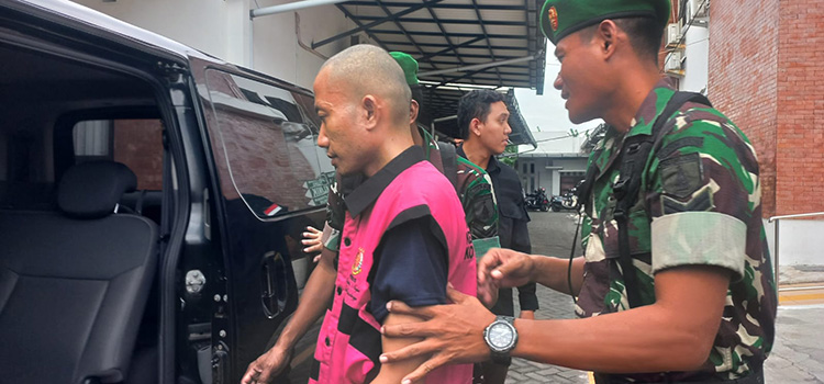 Petugas saat mengeler terpidana korupsi kredit modal kerja.
