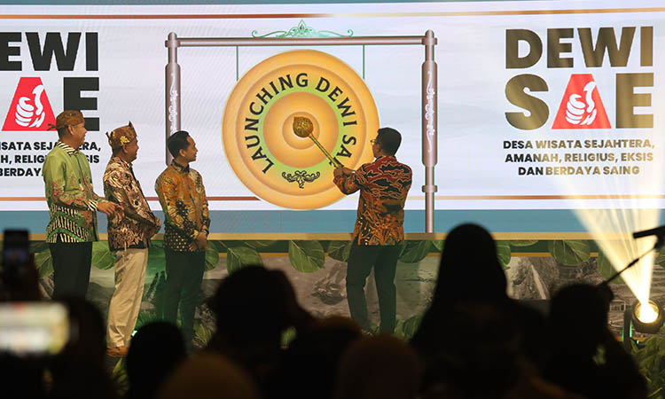 LAUNCHING: Bupati Probolinggo dr. Mohammad Haris me-launching program DEWI SAE.
