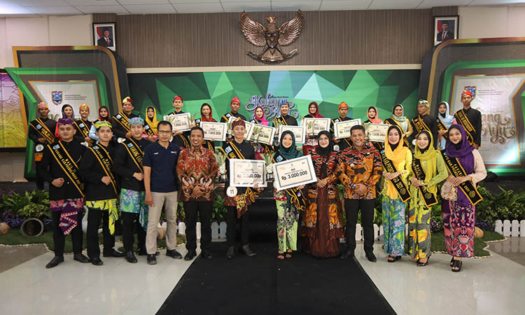 PENOBATAN: Para Duta Wisata-Duta Atribut 2025 berfoto bersama pada 4 Juni 2025.