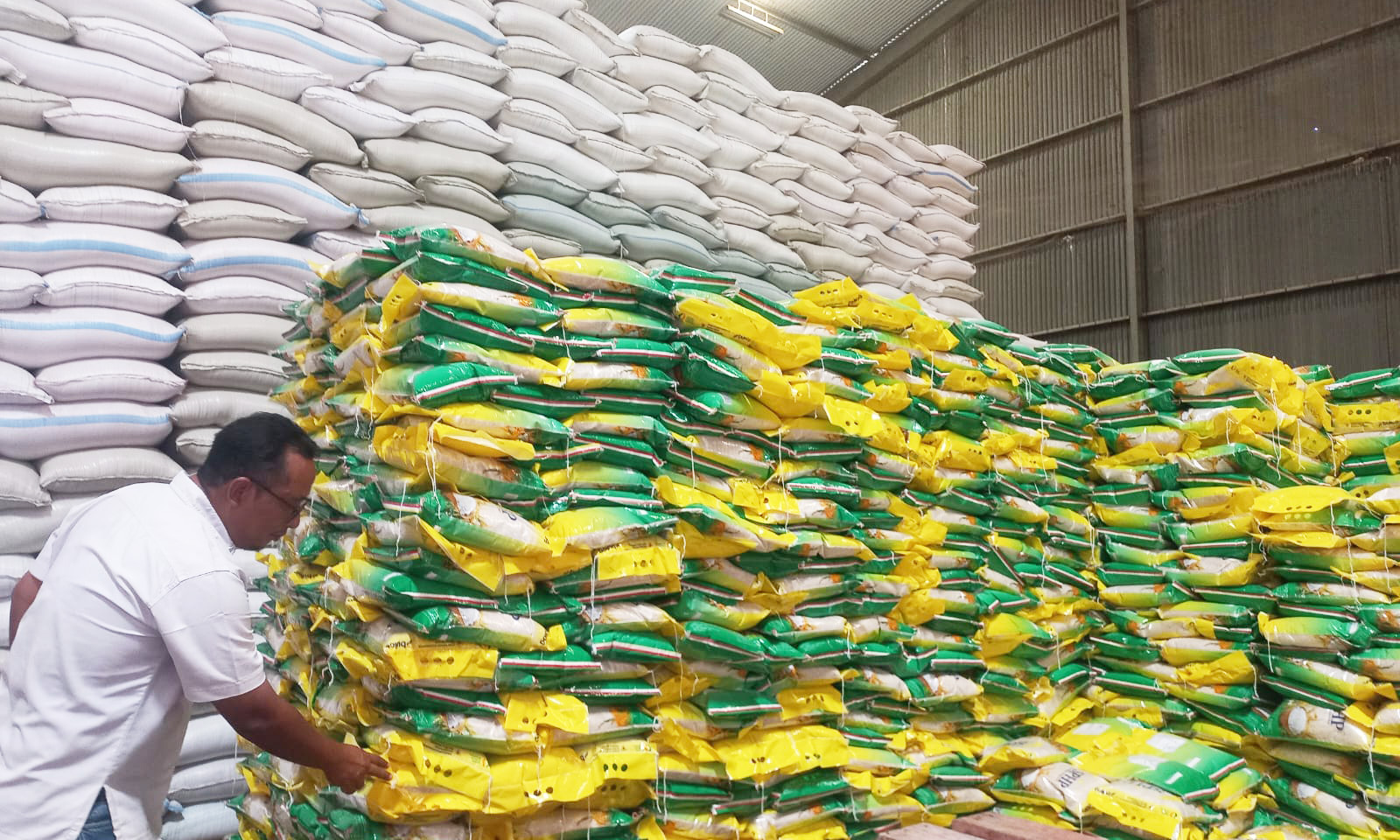 MELIMPAH: Petugas Bulog Probolinggo mengecek ketersediaan beras di Gudang Bulog di Kelurahan Sukoharjo, Kota Probolinggo, Senin (29/12).
