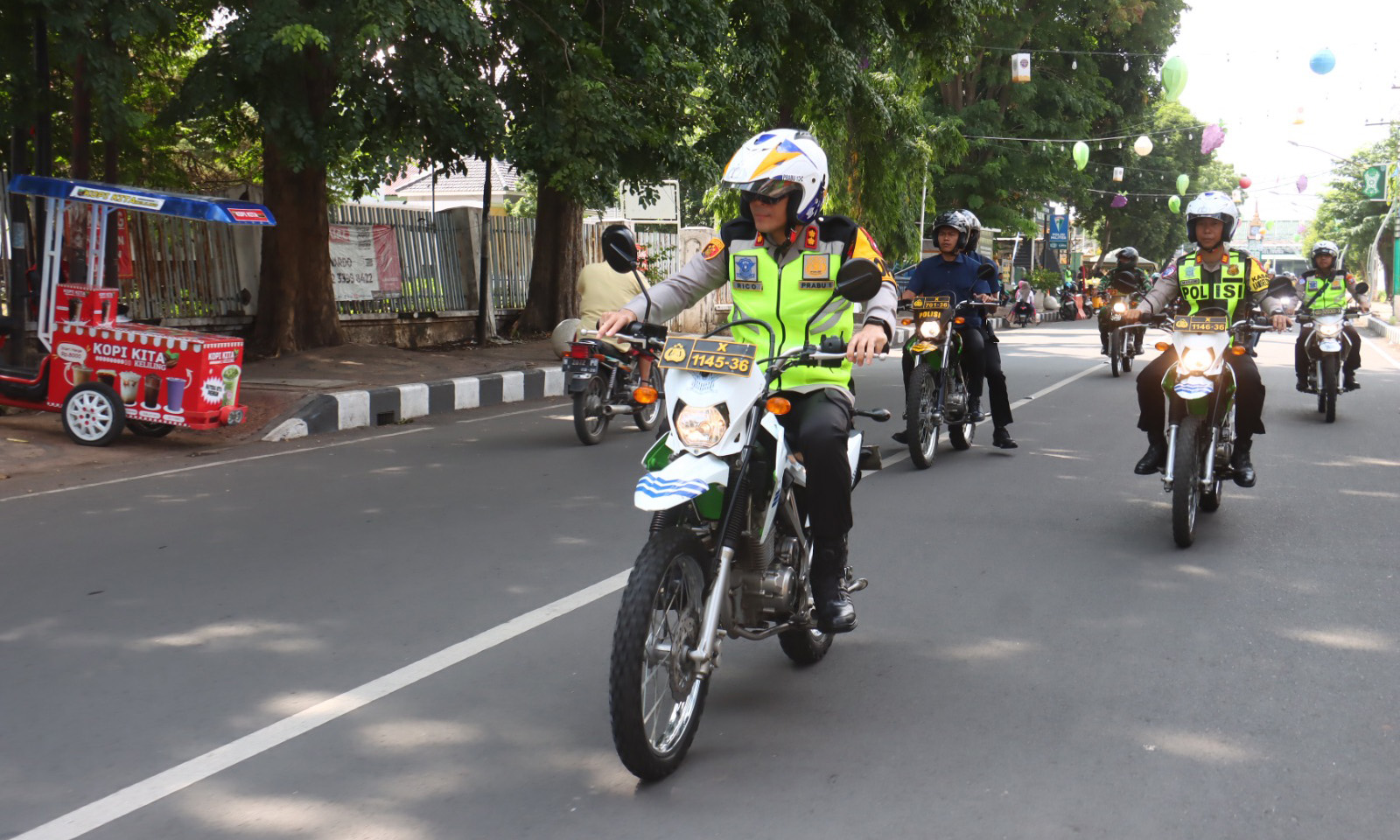 PATROLI: Kapolres Probolinggo Kota AKBP Rico Yumasri saat melakukan patroli di Hari Natal di Kota Probolinggo, Kamis (25/12).