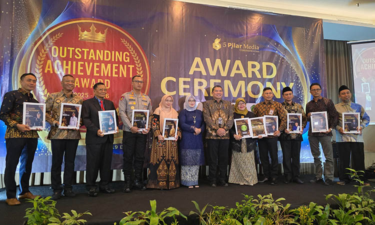 PRESTASI:. Direktur RSUD Waluyo Jati, Dr. dr. Hj. Yessi Rahmawati, Sp.OG(K), MH, MKes, FISQua menerima 2 penghargaan dari 5 Pilar Media.