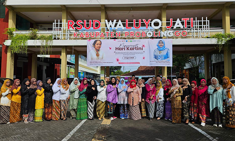 KOMPAK: Direktur RSUD Waluyo Jati, Dr. dr. Hj. Yessi Rahmawati, Sp.OG(K), MH, MKes, FISQua bersama civitas hospitalia dalam peringatan Hari Kartini.