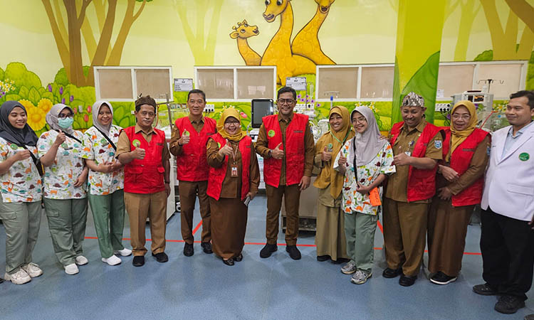 KUNJUNGAN: Bupati Probolinggo, dr. Mohammad Haris mengunjungi ruang NICU dalam agenda peresmian ruang rawat inap Lotus.