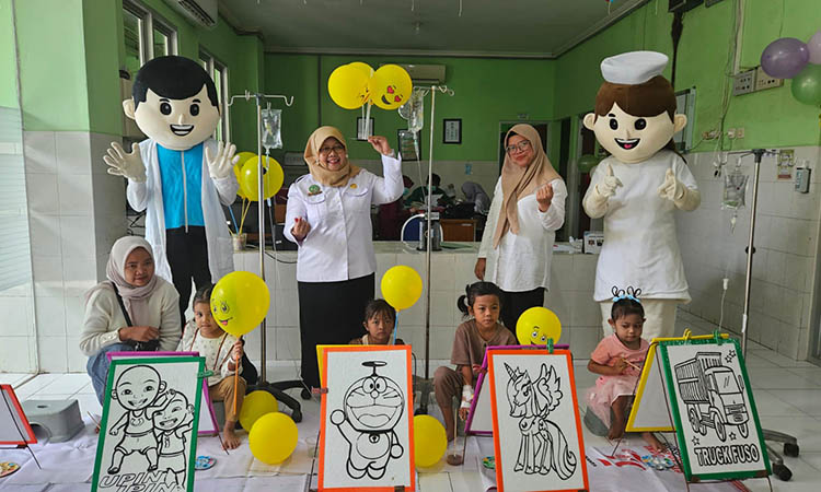 LOMBA: Sejumlah anak mengikuti lomba mewarnai di RSUD Waluyo Jati dalam peringatan Hari Anak Nasional.