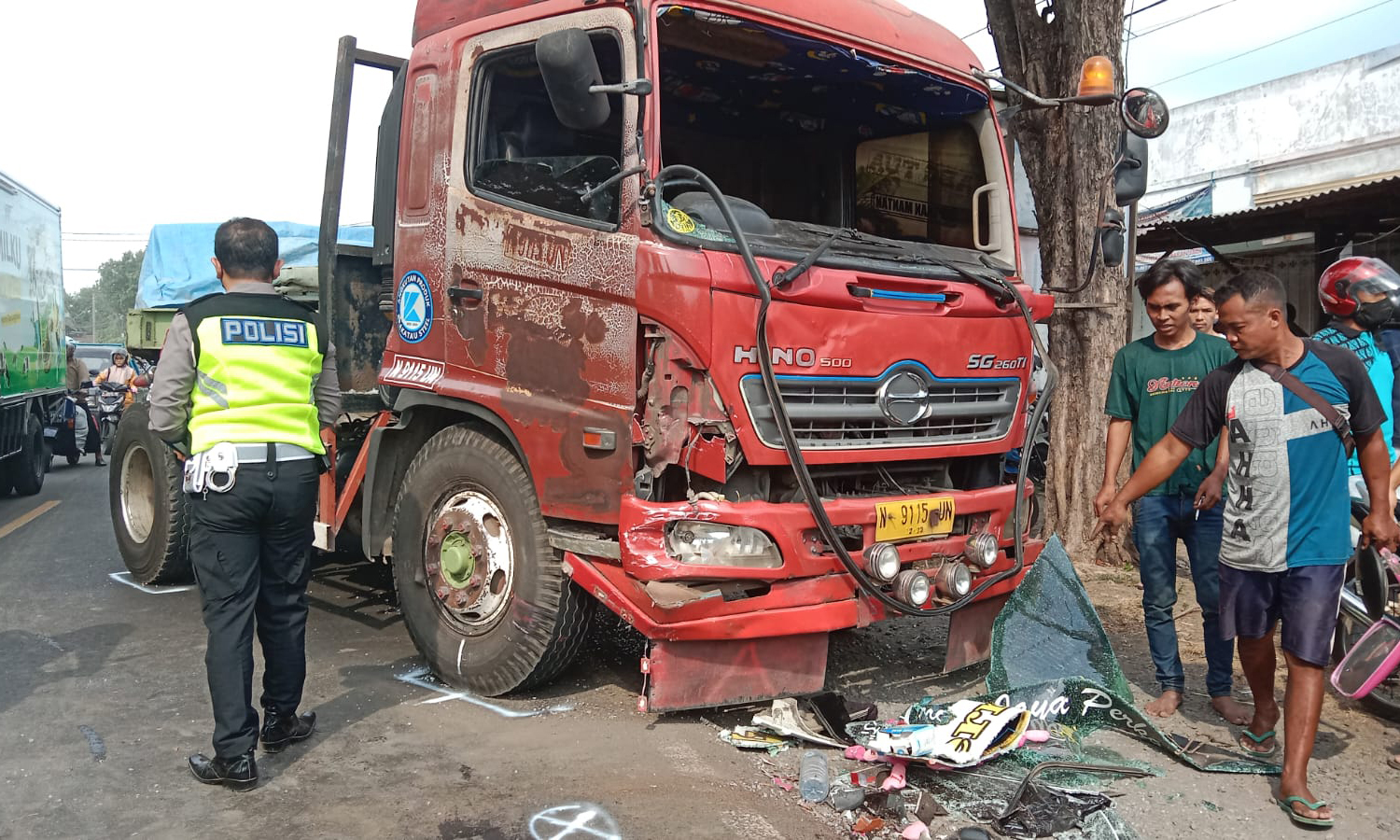 KECELAKAAN: Truk tronton mengalami kecelakaan lalu lintas di Jalur Pantura Kecamatan Pajarakan, Kabupaten Probolinggo, beberapa waktu lalu.