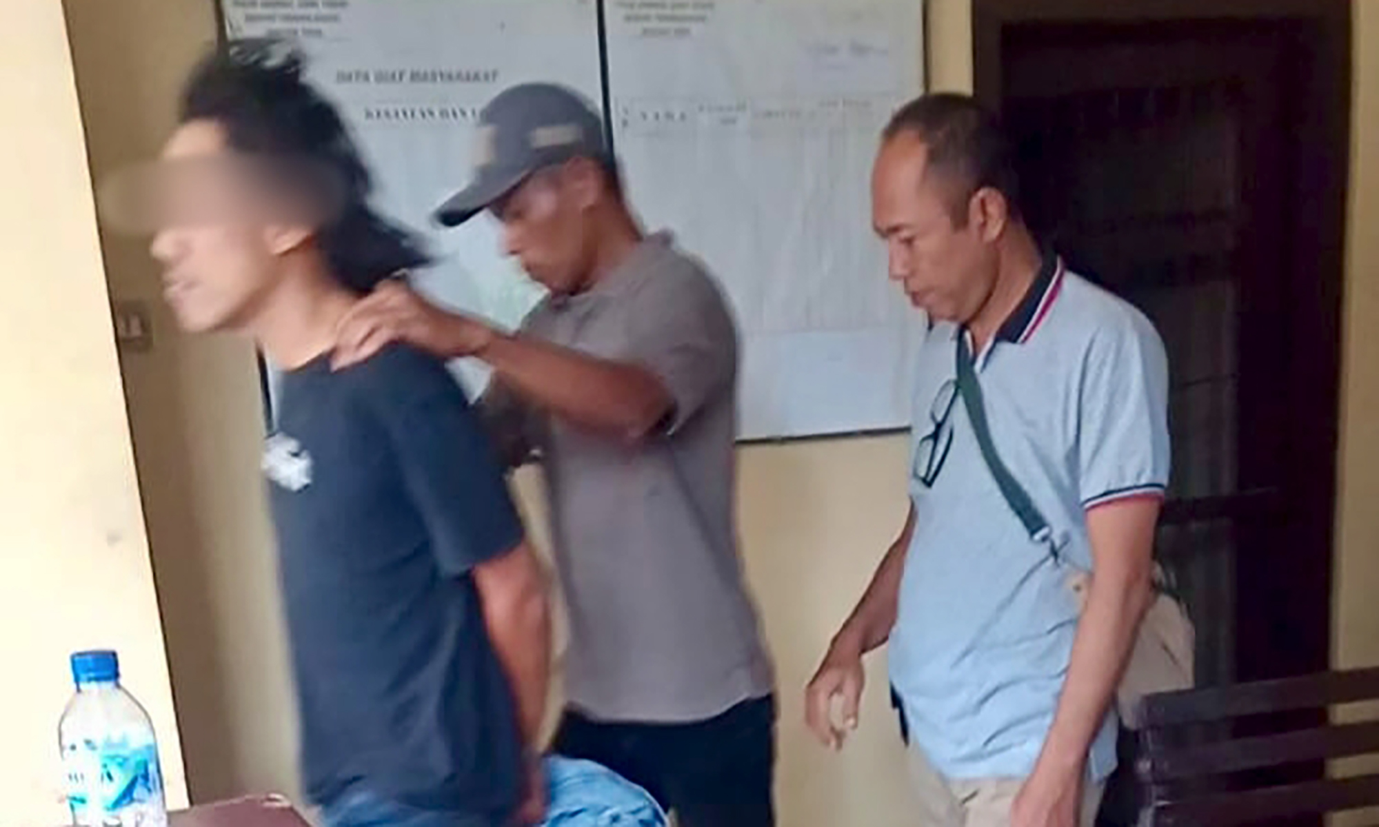DIBAWA: Anggota Polsek Tiris mengamankan SM warga Kecamatan Tiris dikarenakan sering mengamuk.