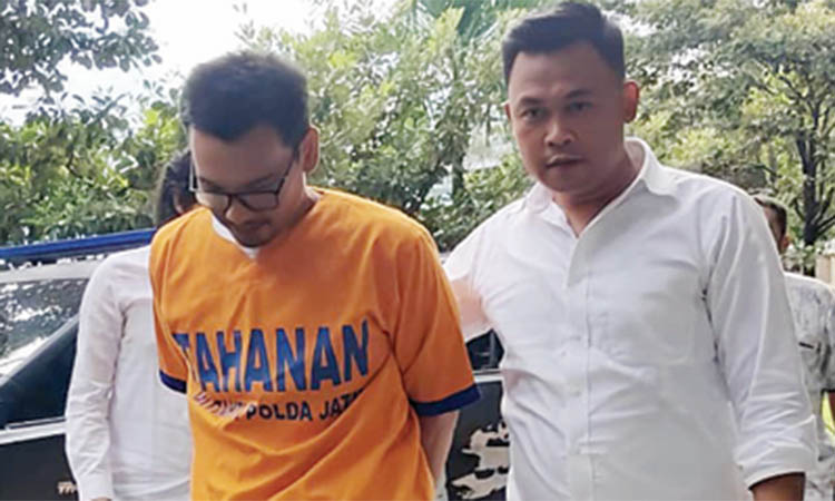 BISA DIPECAT: Bripka Agus Saleman saat dikeler personel Polda Jatim.