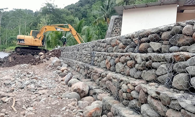 PANJANG: Bronjong yang sudah terpasang di sungai di Desa Andungbiru swebagai penanganan darurat. Ada dua titik yang dipaang dengan panjang 380 meter.