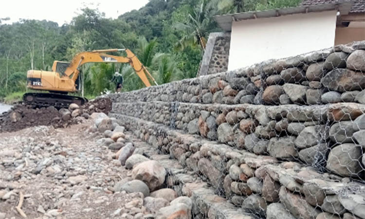PANJANG: Bronjong yang sudah terpasang di sungai di Desa Andungbiru swebagai penanganan darurat. Ada dua titik yang dipaang dengan panjang 380 meter.