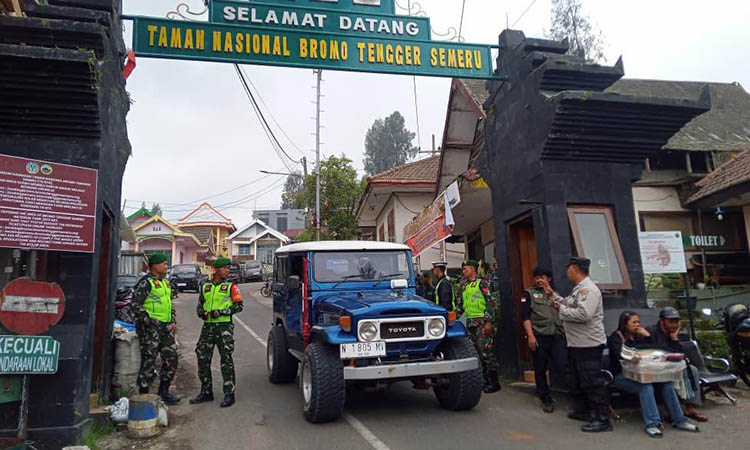 SIAGA: Petugas kepolisian saat melakukan pengamanan untuk jalur wisata.