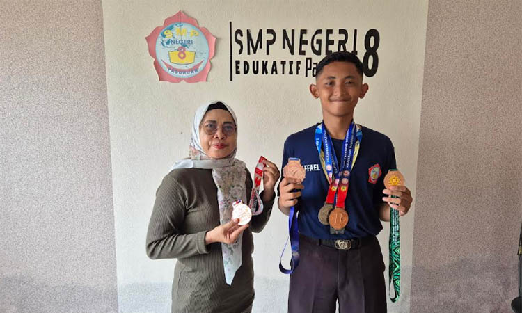 MASIH SMP: Raffael Mahesa Dirga bersama Waka Kesiswaan SMPN 8 Pasuruan, Puji Utami