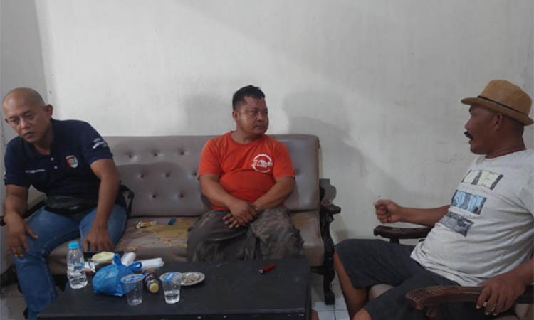 MENGAKU: Mudin (baju merah) saat dimintai keterangan petugas dan kepala desa.