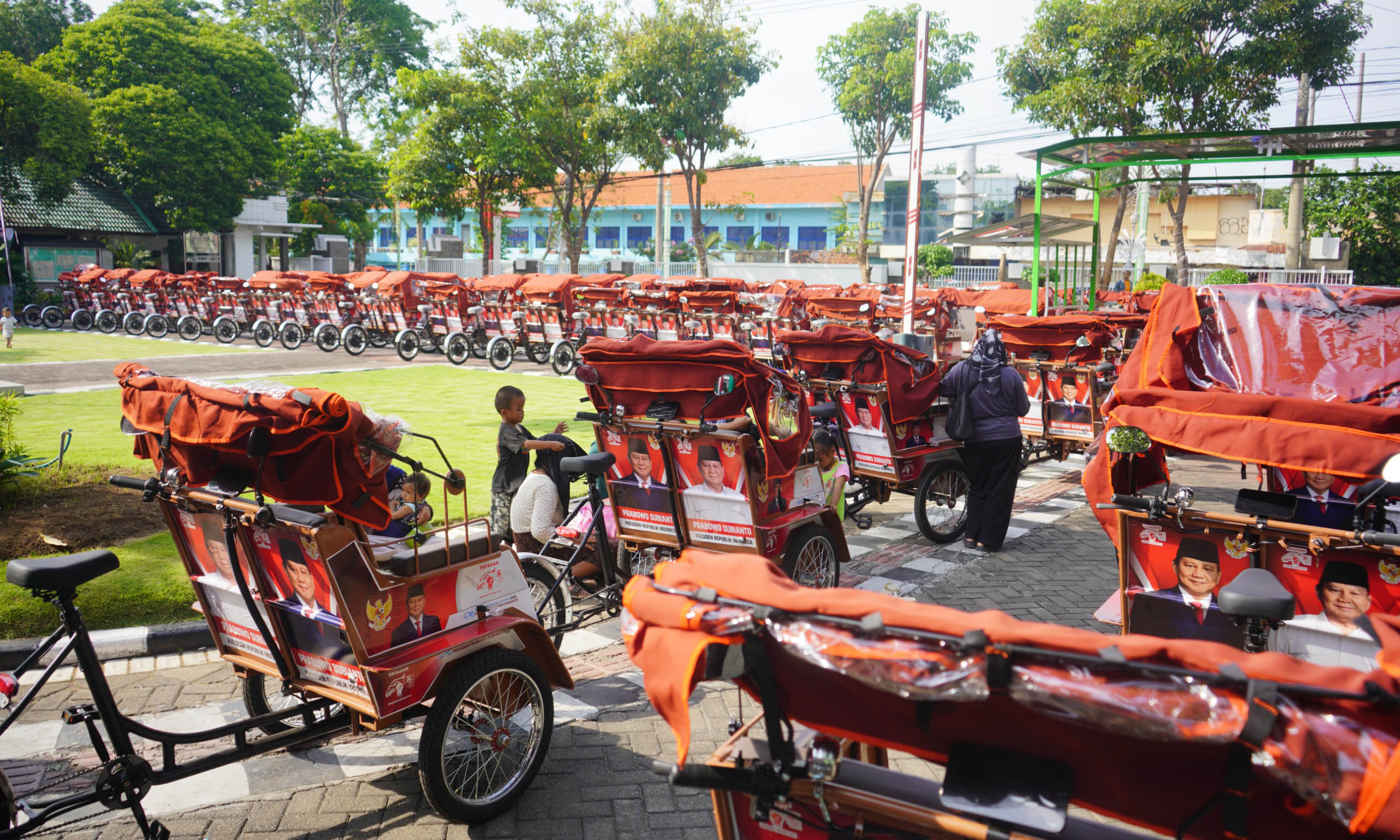 100 BECAK LISTRIK: Sejumlah 100 becak listrik bentuk perhatian dari Presiden RI Prabowo Subianto menjadi becak wisata yang ikonik bagi wisatawan yang ingin berkeliling Kota Probolinggo.