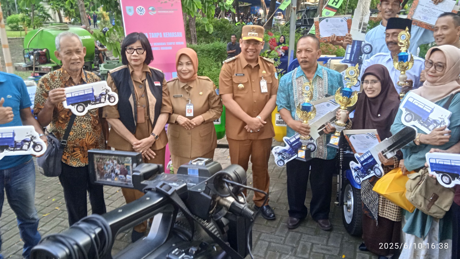 SATU RW 1 TOSA : Wali Kota Probolinggo dr. Aminuddin berfoto bersama usai menyerahkan secara simbolis armada kendaraan roda tiga kepada ketua RW secara bertahap.