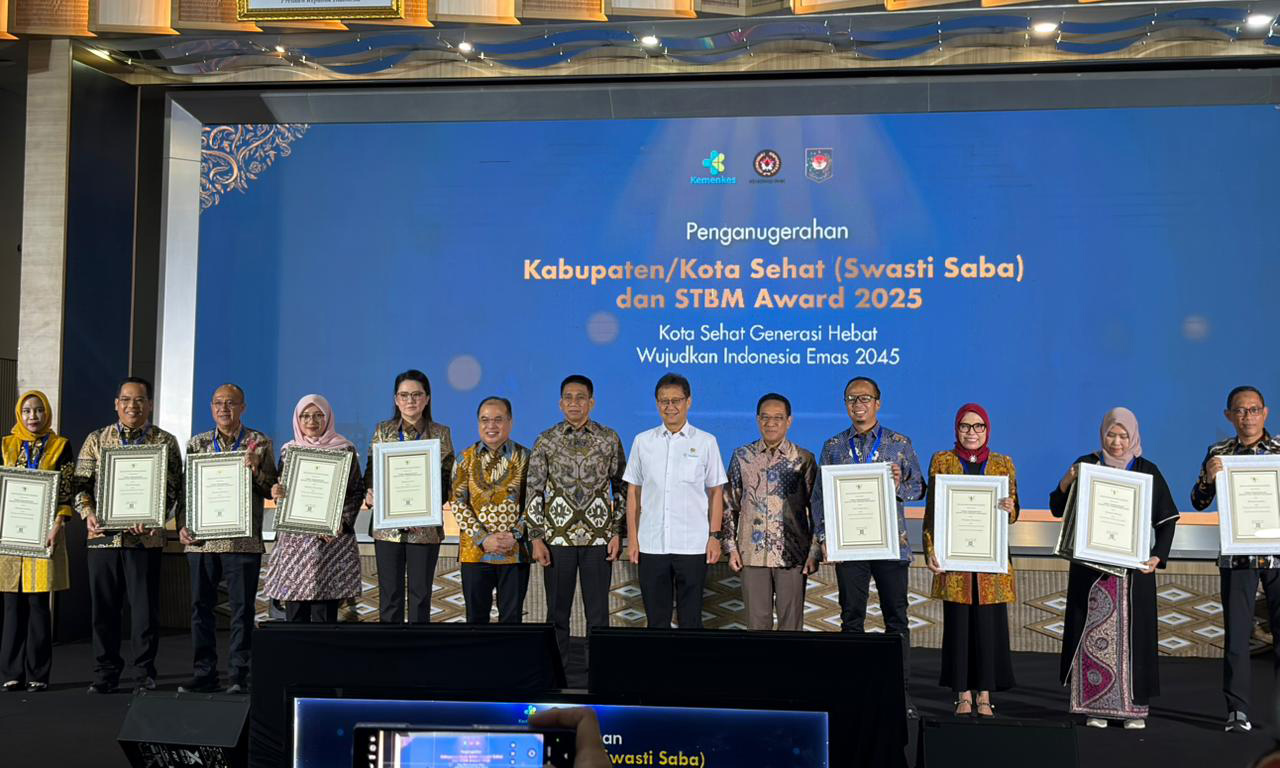SWASTI SABHA: Wali Kota Probolinggo dr. Aminuddin menerima Penghargaan Swasti Sabha Kota Sehat 2025 dari Kemenkes RI, sebagai wujud terlaksananya kolaborasi seluruh elemen masyarakat dalam menerapkan