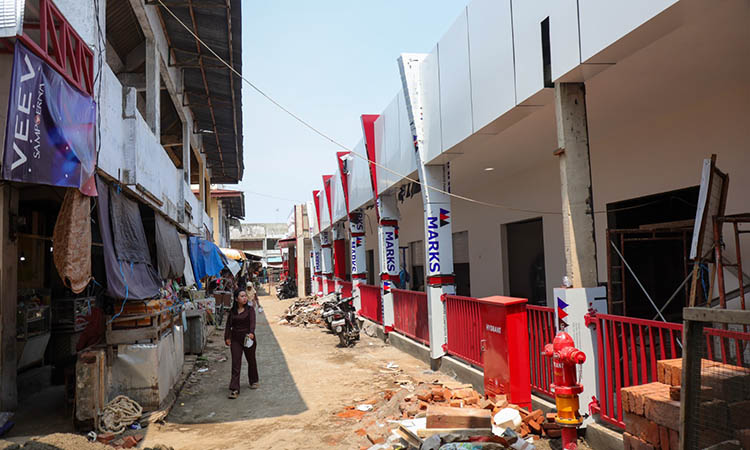 RAMPUNG: Revitalisasi Pasar Besar Kota Pasuruan yang sudah rampung dilakukan. Tinggal menyisakan pembersihan material yang akan berlangsung sepekan.