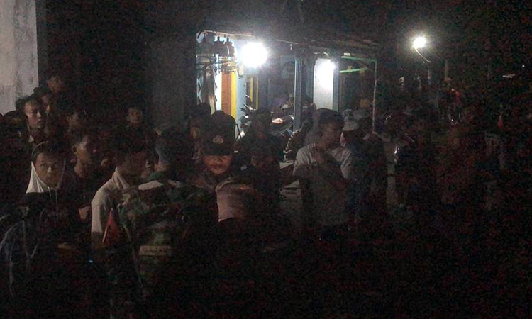 EVAKUASI: Petugas saat mengevakuasi korban usai tertabrak KA Ranggajati, Rabu malam (31/12)