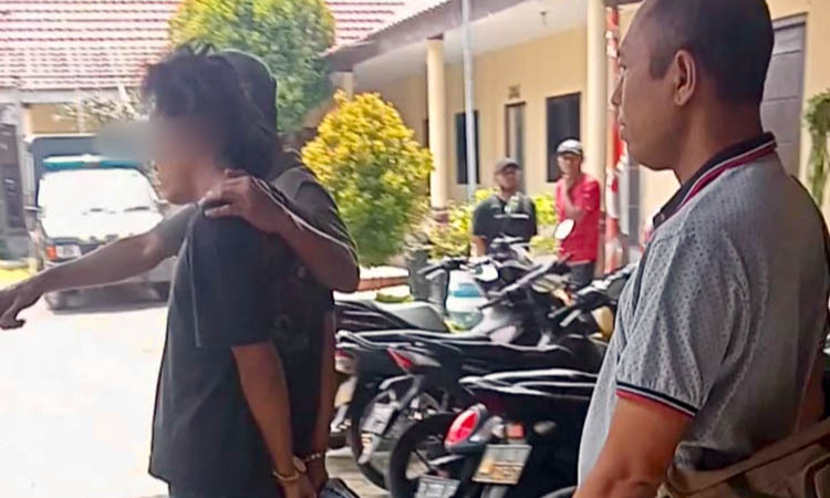 LABIL: SM saat dibawa ke mapolsek.