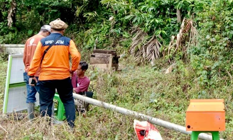 MITIGASI: Petugas BPBD Kabupaten Probolinggo memasang EWS di Desa Plaosan, Kecamatan Krucil. Saat ini alat terus dipantau agar berfungsi maksimal.