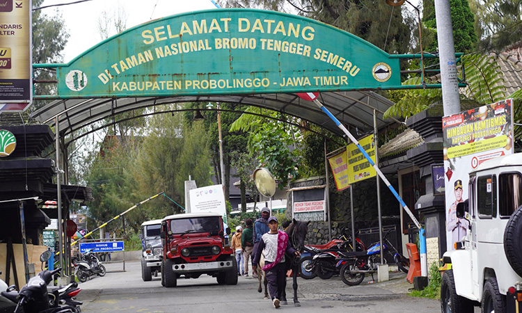 LIBURAN: Sejumlah wisatawan Gunung Bromo saat melintasi Pos Cemorolawang, Kabupaten Probolinggo, Kamis (1/1)