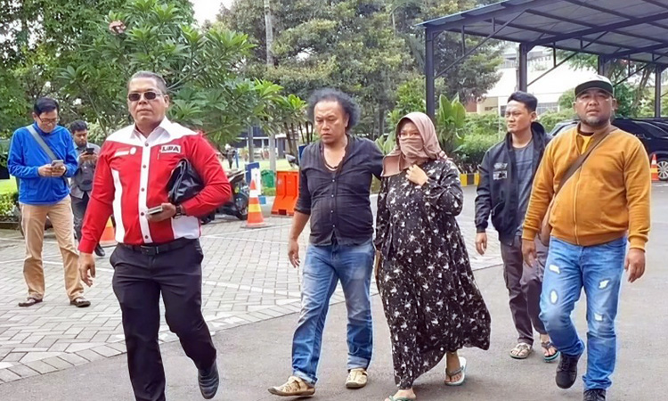 DEMI KEADILAN: Istri Bripka Agus Saleman yang juga kakak kandung korban Fara saat didampingi PH dan keluarga, di Mapolda Jatim, Rabu (24/12)