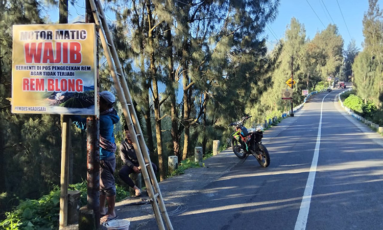 BERHENTI: Pengguna motor beristirahat sejenak di Lemah Kuning atau Tengking di Desa Ngadisari, Kecamatan Sukapura untuk mendinginkan rem.