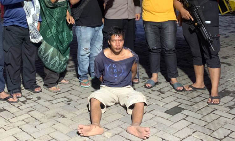 DITANGKAP: Buron kasus penjambretan, Riki Arifin saat diamankan petugas kepolisian.