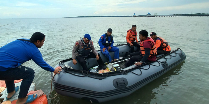 PENCARIAN: Petugas gabungan dari Satpol Airud Polres Probolinggo dan BPBD Kabupaten Probolinggo saat melakukan pencarian korban di Pantai Bentar, Jumat (2/1).