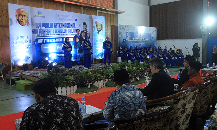 INTERNASIONAL: Salah satu tim riset sedang mengikuti uji publik internasional di GOR Damanhuri Romly, Pesantren Zainul Hasan Genggong, Rabu (31/12).