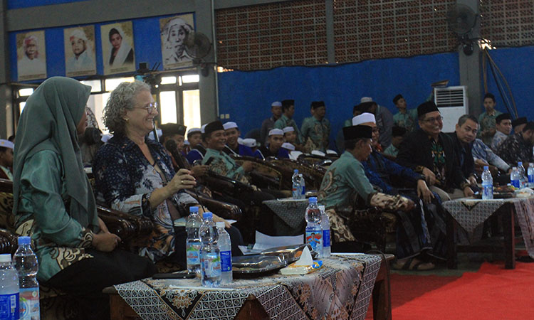 TANYA JAWAB: Jordana Urbik, Peace Corps Volunteer dari Amerika Serikat menanggapi presentasi salah satu tim.