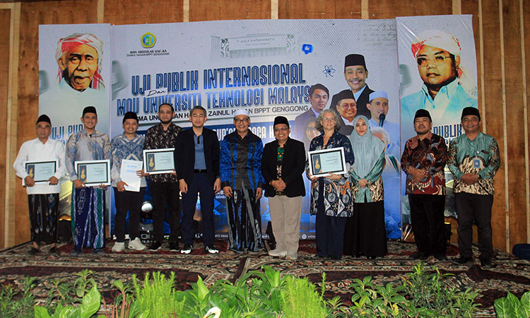 KOMPAK: KH. Moh. Hasan Mutawakkil Alallah, Pengasuh Pesantren Zainul Hasan Genggong bersama para penguji, pembina, dan Kepala SMA Unggulan Haf-Sa.