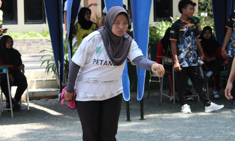 BERLAGA: Salah satu atlet Petanque Kota Probolinggo Siti Nurhaliza saat bertanding di ajang Smanegra Open Tournament Petanque Jatim Series .
