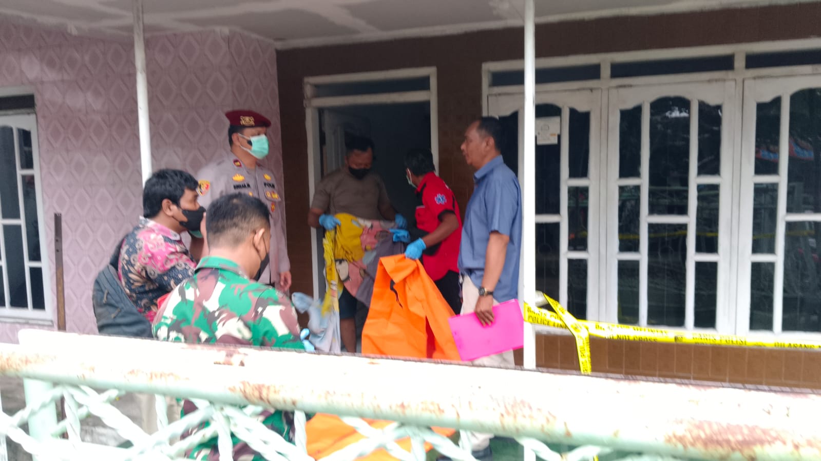 SAKIT: Korban Siti Aminah, 66, ditemukan meninggal di rumahnya di Kelurahan Jogosari, Pandaan, Kabupaten Pasuruan, Jumat (2/1).