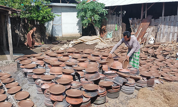 PRODUK UNGGULAN: Seorang warga tengah mengolah kerajinan gerabah di Desa Alaskandang, Kecamatan Besuk.