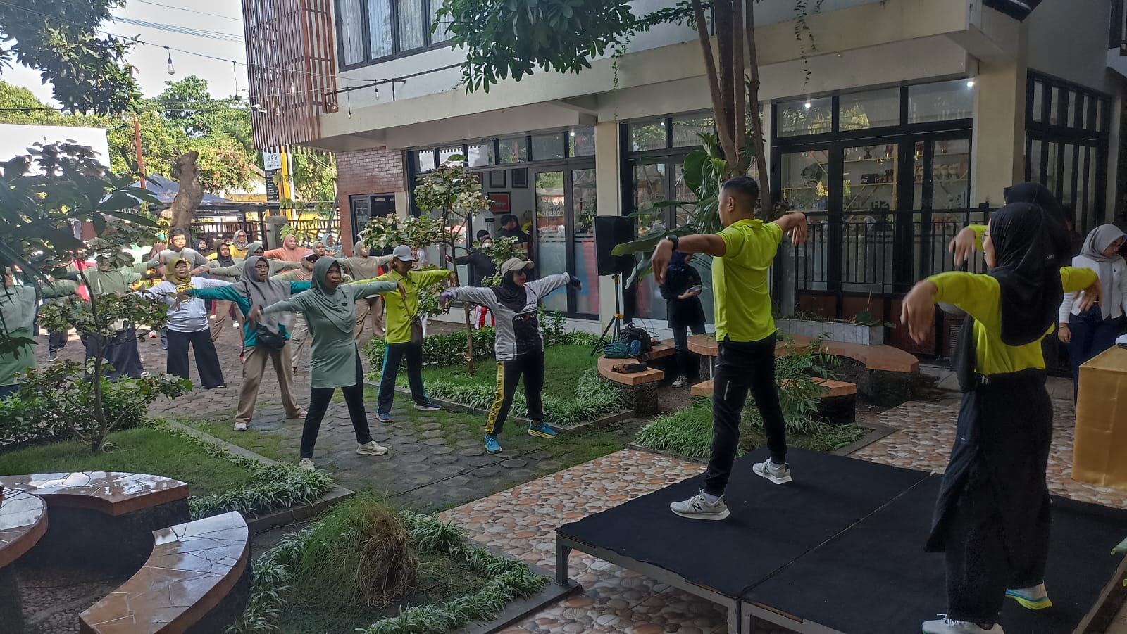 SENAM: Para peserta senam osteoporosis penuh semangat mengikuti setiap gerakan instruktur dari Perwatusi.
