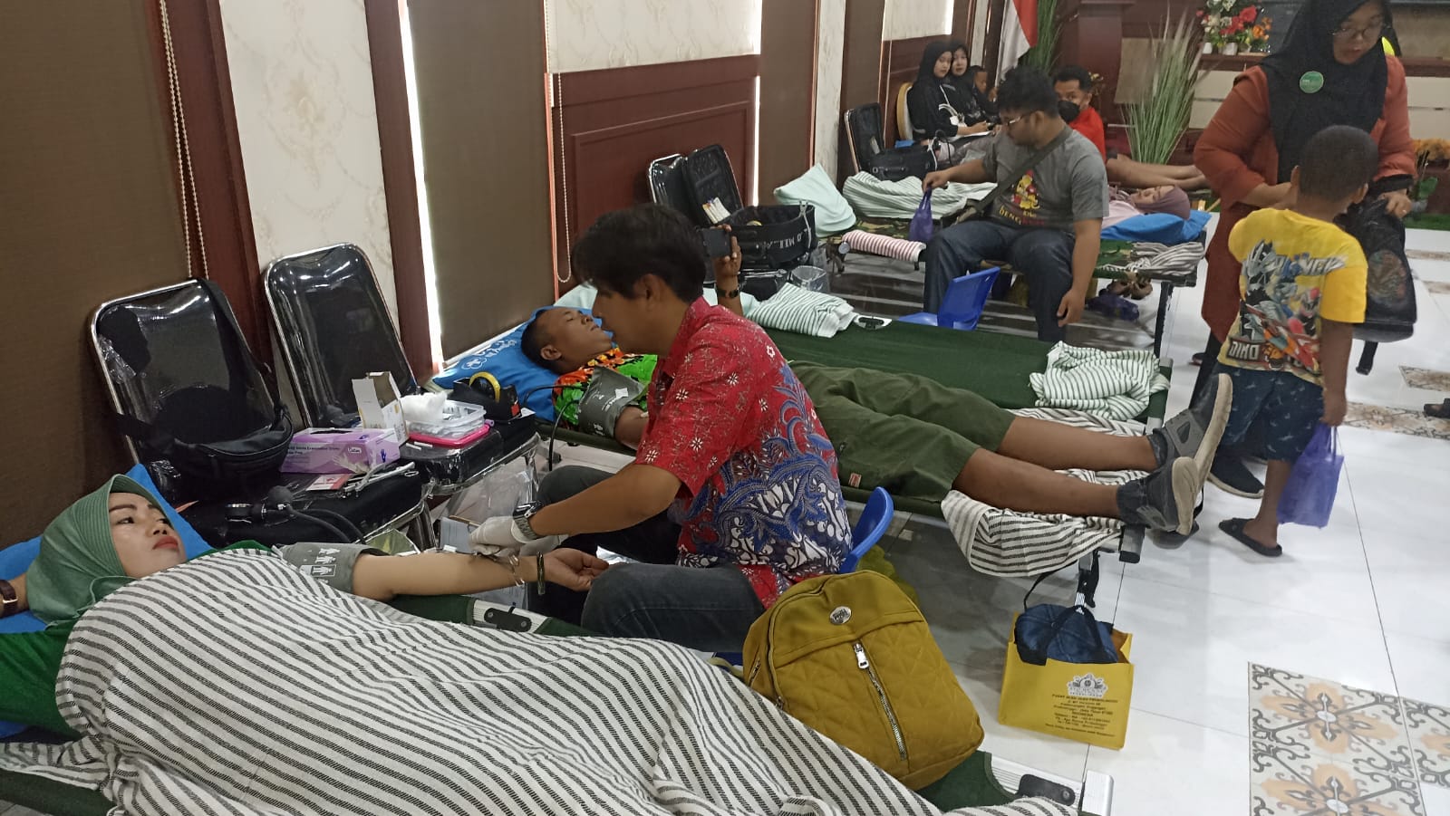 DONOR : Donor darah yang digelar bareng PMI Kabupaten Probolinggo menghasilkan 41 kantong darah.