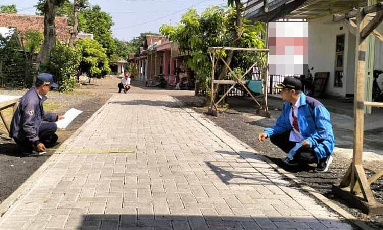 MEMBANGUN: Jalan lingkungan yang dibangun demi kenyamanan warga.