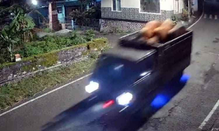 TEREKAM: Aksi terduga pelaku yang sempat terekam CCTV.