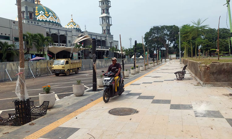 RAMPUNG: Alun-Alun Kota Probolinggo, sudah rampung direvitalisasi. Namun, sejauh ini masih belum dibuka untuk umum.