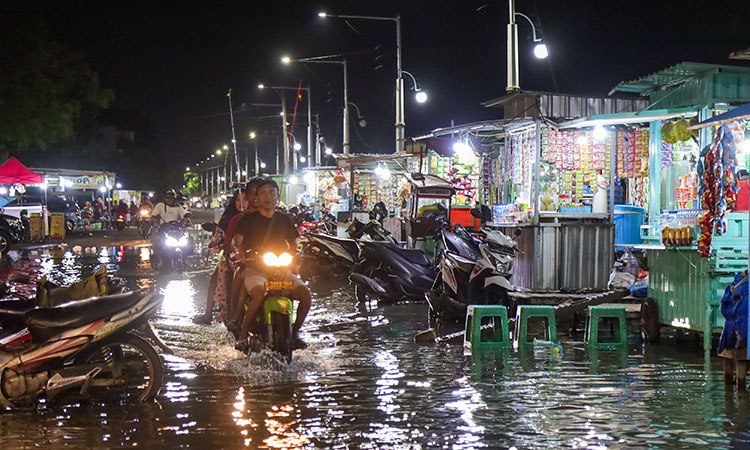 SEPI: Sejumlah lapak PKL di Pelabuhan Kota Pasuruan terendam banjir Jumat (2/1) malam.