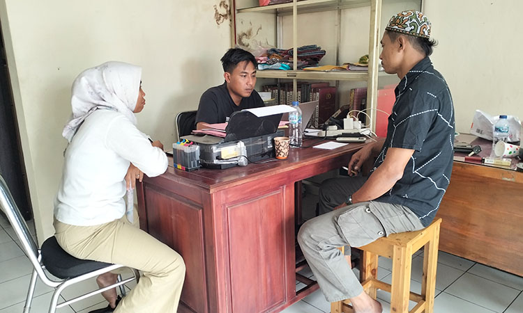 PERIKSA: Petugas saat memintai keterangan dari Kepala Desa Lebakrejo, Arimi (kiri) dan Kasi Kesra Desa Lebakrejo, M Yusuf (kanan) terkait kasus pembobolan yang terjadi di kantor desa setempat.