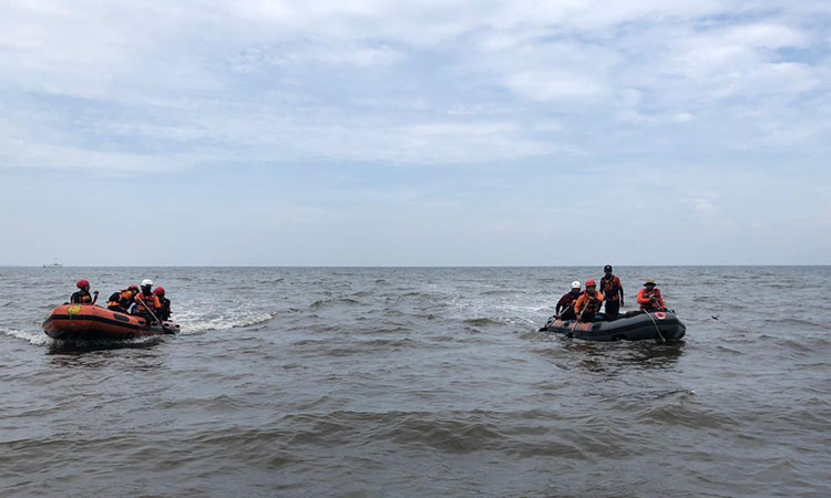 HARI KEDUA: Tim gabungan BPBD Kabupaten Probolinggo, Polairud, dan Basarnas mencari Juari Muksen, 71, warga Desa Sumberkerang, Kecamatan Gending, Kabupaten Probolinggo di sekitar Pantai Bujel
